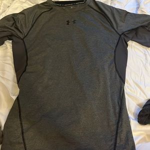 under armour, mens large, heat gear, grey silky fabric. looks brand new.